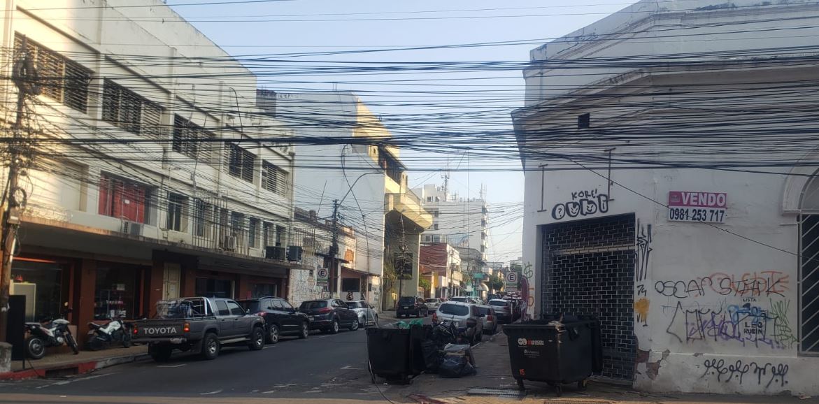 Asunción y sus cables. Lamentable postal en pleno microcentro. Foto: El Nacional