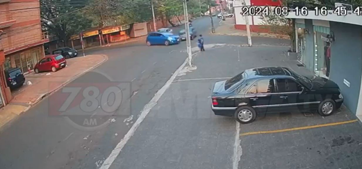 Un personal policial que estaba fuera de servicio se adelantó en forma indebido y ocasionó grave choque. Foto: Captura 780 AM.