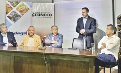 El economista Augusto Scavone (de pie), es vocero del nuevo Consejo de Desarrollo de la Ciudad de Asunción, Foto: Gentileza.