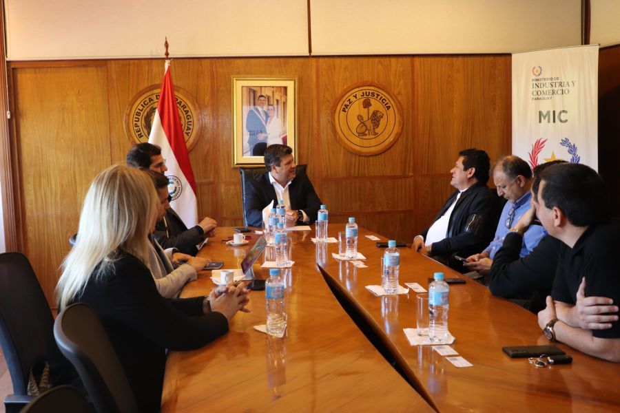 El ministro del MIC, Javier Giménez, con representantes de la corporación boliviana La Fuente. Cortesía