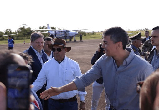 El exdiputado Lalo Gomes junto al presidente Santiago Peña. Foto: Gentileza.