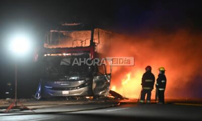 Incendio de un bus de larga distancia que venía de Buenos Aires a Asunción. Foto: Captura de pantalla.