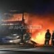 Incendio de un bus de larga distancia que venía de Buenos Aires a Asunción. Foto: Captura de pantalla.