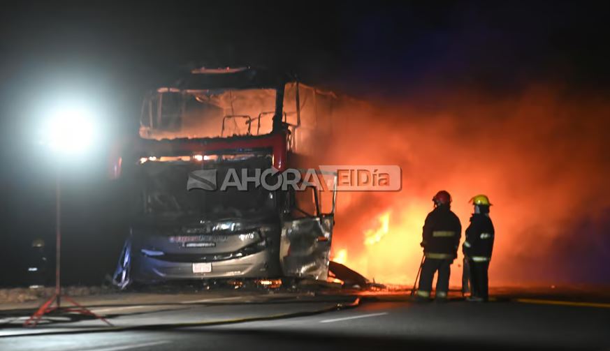 Incendio de un bus de larga distancia que venía de Buenos Aires a Asunción. Foto: Captura de pantalla.