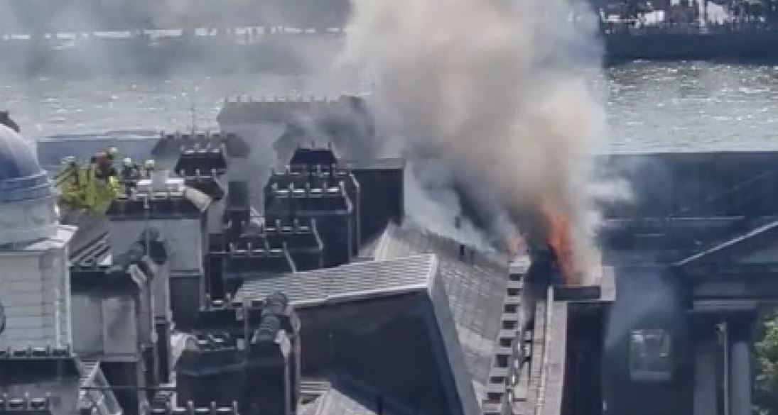 El emblemático edificio de Somerset, ubicado en el centro de Londres, está siendo presa de las llamas. Foto: El Mundo.