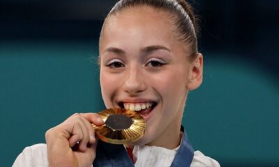 La histórica victoria de la gimnasta argelina Kaylia Nemour ha dejado a todos boquiabiertos, especialmente a los franceses. Foto: Clarín.