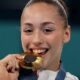 La histórica victoria de la gimnasta argelina Kaylia Nemour ha dejado a todos boquiabiertos, especialmente a los franceses. Foto: Clarín.