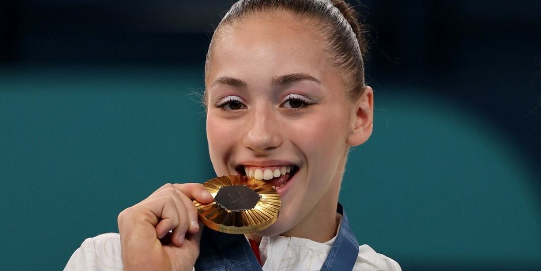 La histórica victoria de la gimnasta argelina Kaylia Nemour ha dejado a todos boquiabiertos, especialmente a los franceses. Foto: Clarín.