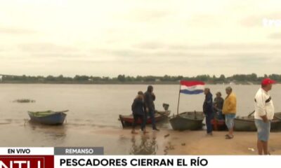 Pescadores de Remanso bloquean el río Paraguay en protesta contra una empresa que extrae arena y seca el riacho San Francisco. Foto: Captura Canal Trece.