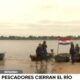 Pescadores de Remanso bloquean el río Paraguay en protesta contra una empresa que extrae arena y seca el riacho San Francisco. Foto: Captura Canal Trece.