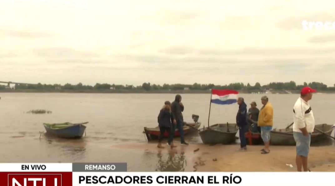 Pescadores de Remanso bloquean el río Paraguay en protesta contra una empresa que extrae arena y seca el riacho San Francisco. Foto: Captura Canal Trece.