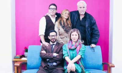 El elenco junto al director de la obra "Tereapia, el ejercicio fantástico". Cortesía