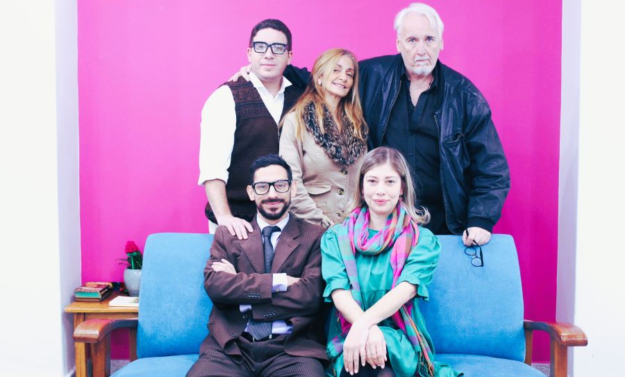 El elenco junto al director de la obra "Tereapia, el ejercicio fantástico". Cortesía