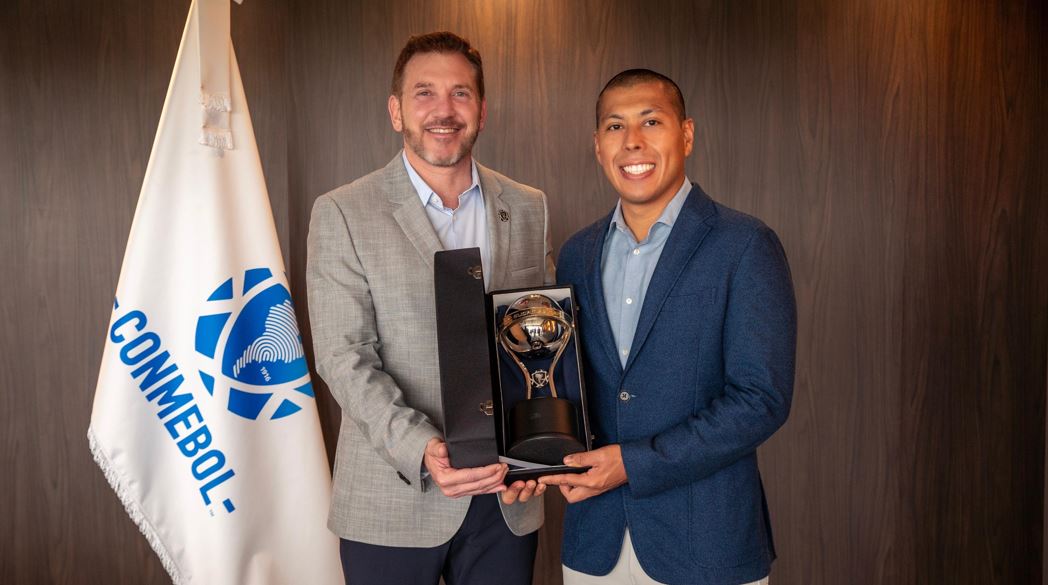 El CEO de ueno bank Miguel Vázquez visitó al presidente Alejandro Domínguez en la sede de CONMEBOL. Foto: Gentileza.