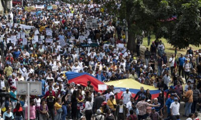 En una nueva señal de repudio al fraude de Maduro, la oposición empapela las calles de Caracas con copias de las actas electorales. Foto: Infobae/France24