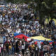 En una nueva señal de repudio al fraude de Maduro, la oposición empapela las calles de Caracas con copias de las actas electorales. Foto: Infobae/France24