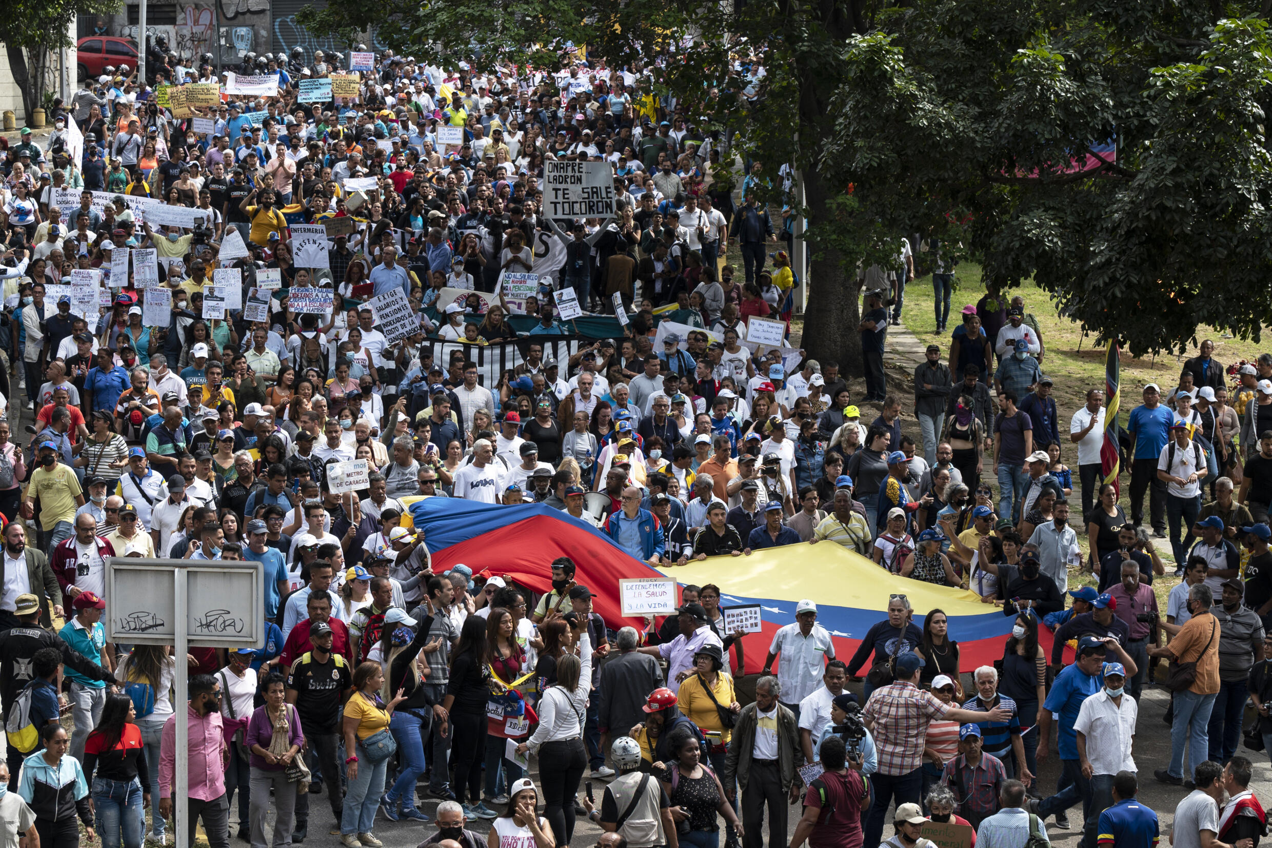 En una nueva señal de repudio al fraude de Maduro, la oposición empapela las calles de Caracas con copias de las actas electorales. Foto: Infobae/France24