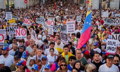 Millares de personas abarrotaron la Puerta del Sol de Madrid, España, en la protesta contra la proclamada reelección de Nicolás Maduro en Venezuela. Imagen: Manu Fernandez/AP Photo/picture alliance