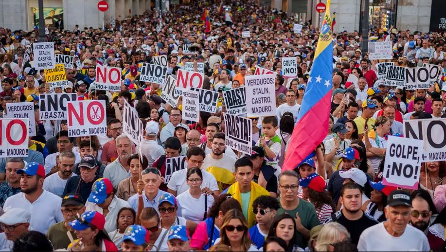 Millares de personas abarrotaron la Puerta del Sol de Madrid, España, en la protesta contra la proclamada reelección de Nicolás Maduro en Venezuela. Imagen: Manu Fernandez/AP Photo/picture alliance