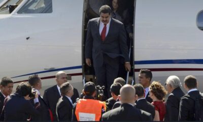 Nicolás Maduro desciende de su avión privado. Foto: Archivo.