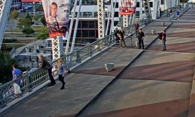 Bon Jovi salvó a una mujer de tirarse del puente puente peatonal John Seigeenthaler, mientras él filmaba un videoclip en Nashville, Estados Unidos. Foto: Captura.