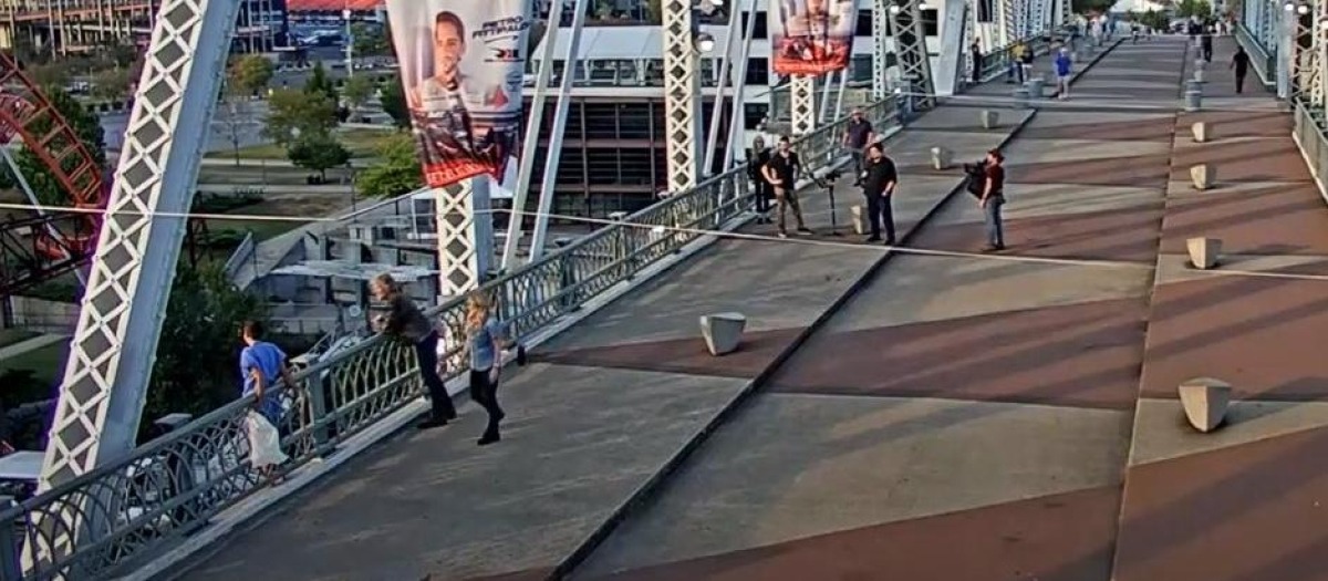 Bon Jovi salvó a una mujer de tirarse del puente puente peatonal John Seigeenthaler, mientras él filmaba un videoclip en Nashville, Estados Unidos. Foto: Captura.