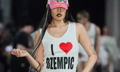 La marca de moda berlinesa Namilia causó una gran polémica con esta camiseta en la que figura: "I love Ozempic". Imagen: Sebastian Reuter/Getty Images