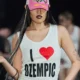 La marca de moda berlinesa Namilia causó una gran polémica con esta camiseta en la que figura: "I love Ozempic". Imagen: Sebastian Reuter/Getty Images