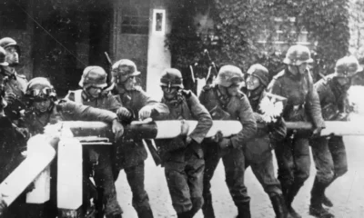 Soldados alemanes derriban una barrera en la frontera germano-polaca en 1939. Imagen: AP/picture alliance