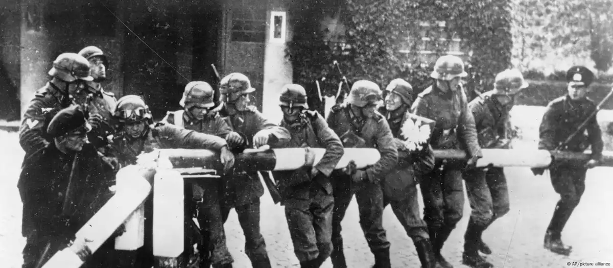 Soldados alemanes derriban una barrera en la frontera germano-polaca en 1939. Imagen: AP/picture alliance