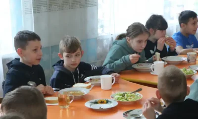 Niños de un orfanato de Odessa, a la hora de la comida. Imagen: picture alliance/dpa/Ukrinform