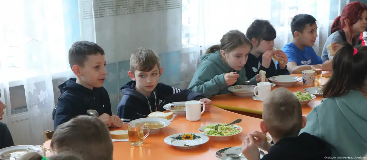 Niños de un orfanato de Odessa, a la hora de la comida. Imagen: picture alliance/dpa/Ukrinform