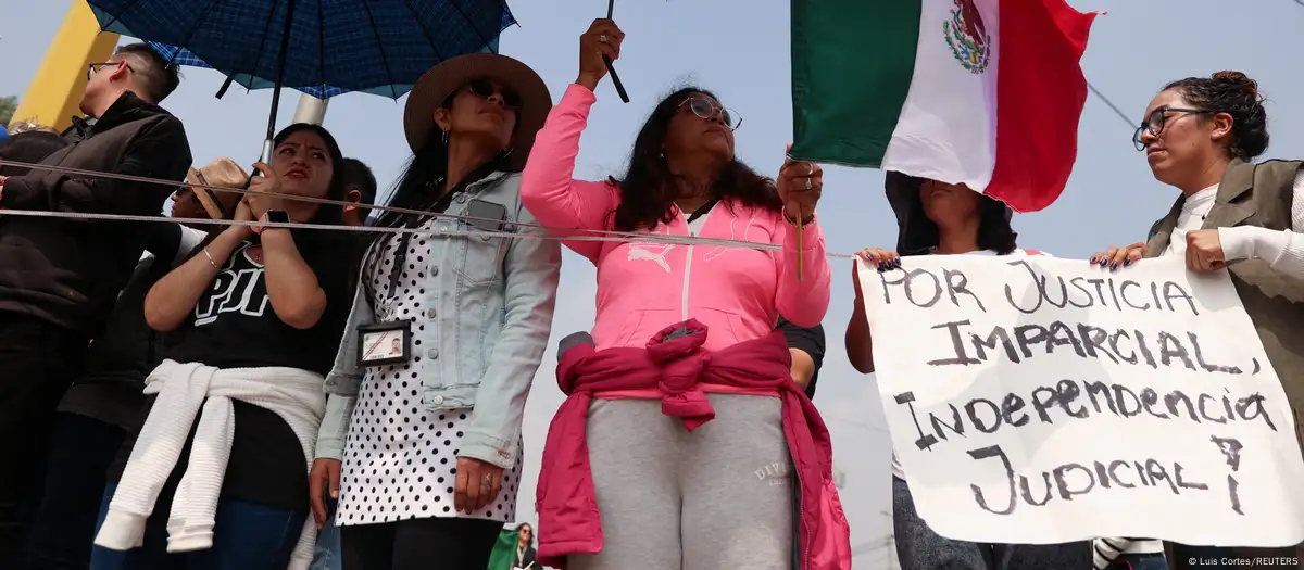 Protesta de trabajadores del poder judicial frente a la Corte Suprema de México.Imagen: Luis Cortes/DW