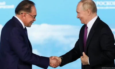 Vladimir Putin y el vicepresidente de China, Han Zheng, en Vladivostok. Imagen: Kirill Kazachkov/Roscongress Foundation/AP/picture alliance