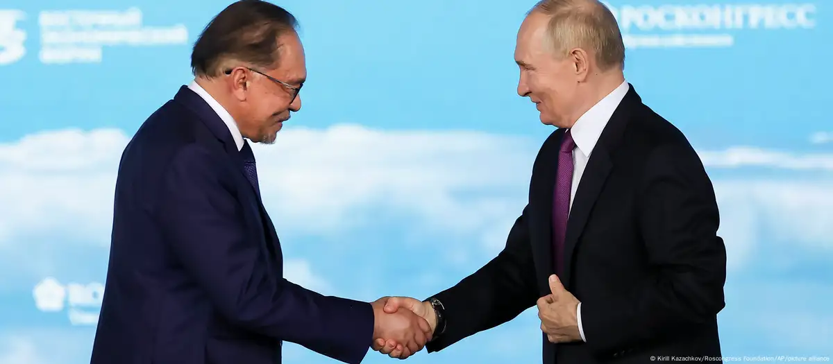 Vladimir Putin y el vicepresidente de China, Han Zheng, en Vladivostok. Imagen: Kirill Kazachkov/Roscongress Foundation/AP/picture alliance