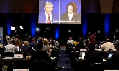 Analistas observaron en el debate a un Trump a la defensiva, repitiendo argumentos gastados, exageraciones y falsedades, mientras que Harris mostró una imagen más centrada y propositiva. (10.9.2024) Imagen: Matthew Hatcher/AFP/Getty Images