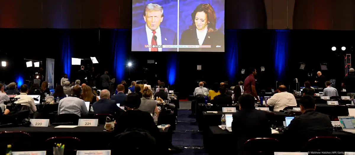 Analistas observaron en el debate a un Trump a la defensiva, repitiendo argumentos gastados, exageraciones y falsedades, mientras que Harris mostró una imagen más centrada y propositiva. (10.9.2024) Imagen: Matthew Hatcher/AFP/Getty Images