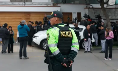 La prensa se agolpa en las puertas del domicilio de Alberto Fujimori en Lima, tras conocerse su deceso. Imagen: Mariana Bazo/Xinhua/picture alliance