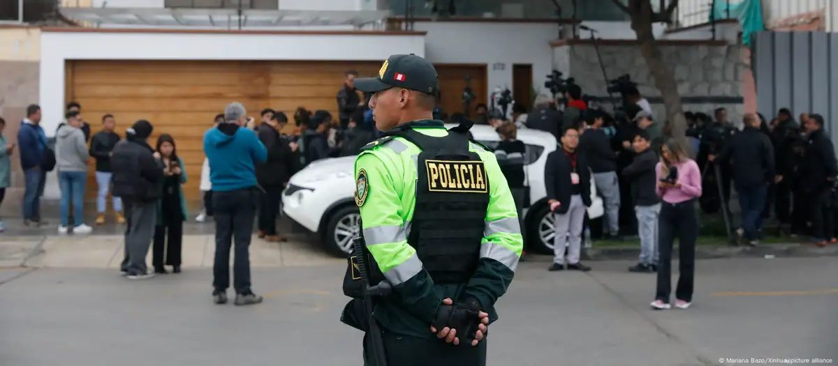 La prensa se agolpa en las puertas del domicilio de Alberto Fujimori en Lima, tras conocerse su deceso. Imagen: Mariana Bazo/Xinhua/picture alliance