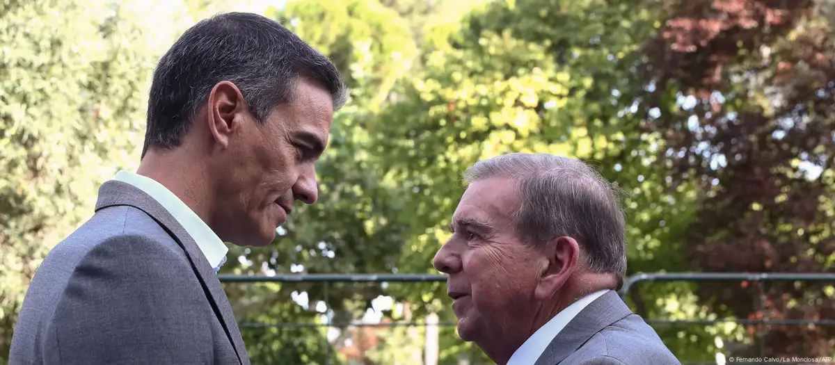 El presidente del Gobierno español, Pedro Sánchez (izqda.), y el líder opositor venezolano Edmundo González Urrutia, en La Moncloa. Imagen: Fernando Calvo/La Monclosa/AFP