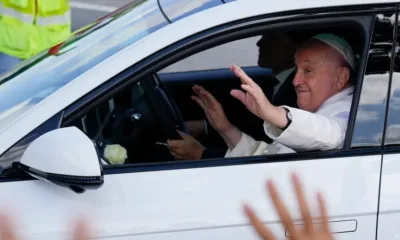 El papa Francisco arriba al Colegio de Jóvenes Católicos en su último día de visita en Singapur, el viernes (13.09.2024). El papa Francisco arriba al Colegio de Jóvenes Católicos en su último día de visita en Singapur, el viernes (13.09.2024). Imagen: Vincent Thian/AP Photo/picture alliance