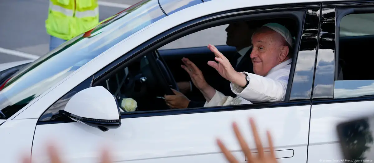 El papa Francisco arriba al Colegio de Jóvenes Católicos en su último día de visita en Singapur, el viernes (13.09.2024). El papa Francisco arriba al Colegio de Jóvenes Católicos en su último día de visita en Singapur, el viernes (13.09.2024). Imagen: Vincent Thian/AP Photo/picture alliance