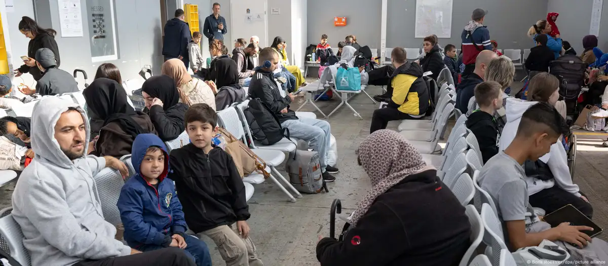 Migrantes en un centro de primera acogida de Gießen, Alemania. Imagen: Boris Roessler/dpa/picture alliance