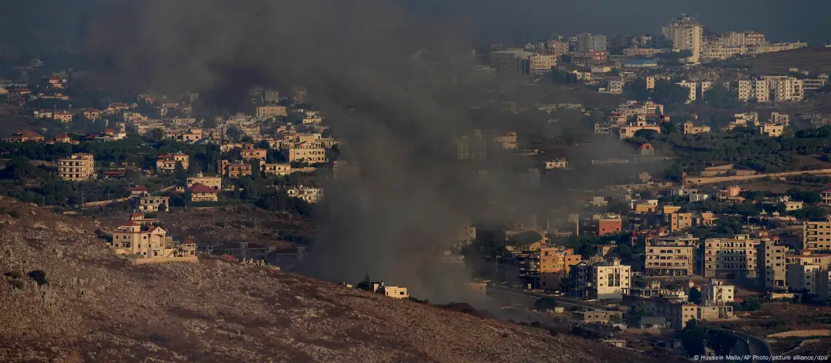 El humo se eleva tras un ataque aéreo israelí contra la aldea de Kfar Rouman, en el sur de Líbano (23.09.2024) Imagen: Hussein Malla/AP Photo/picture alliance/dpa