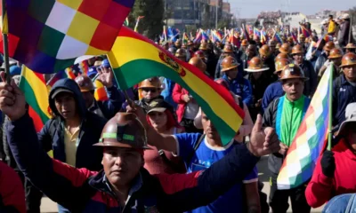 Los seguidores del expresidente boliviano Evo Morales marchan en El Alto hacia la capital para protestar contra el gobierno del actual presidente Luis Arce. Imagen: Juan Karita/AP Photo/picture alliance