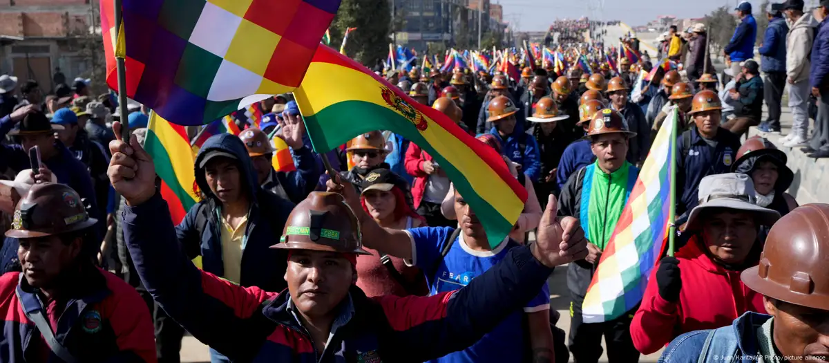 Los seguidores del expresidente boliviano Evo Morales marchan en El Alto hacia la capital para protestar contra el gobierno del actual presidente Luis Arce. Imagen: ARCHIVO. Juan Karita/AP Photo/picture alliance