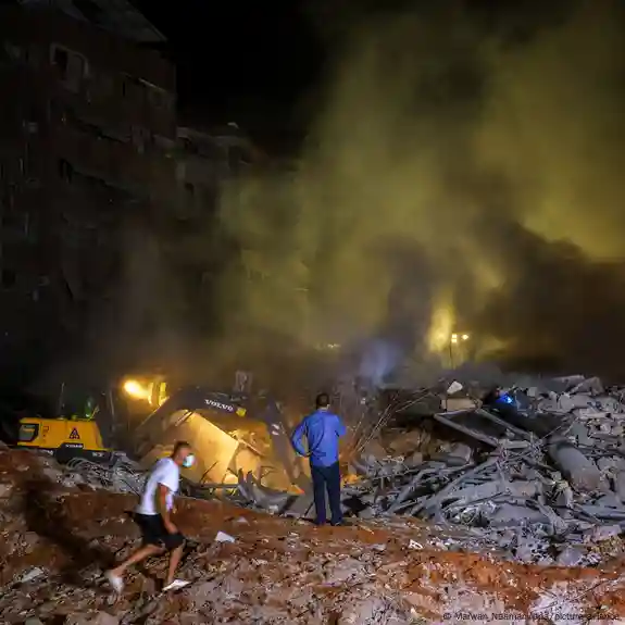 Ataque aéreo israelí masivo contra el cuartel general proiraní de Hezbolá en los suburbios del sur de Beirut, dejó solo escombros de la edificación.Imagen: Marwan Naaman/dpa/picture alliance.