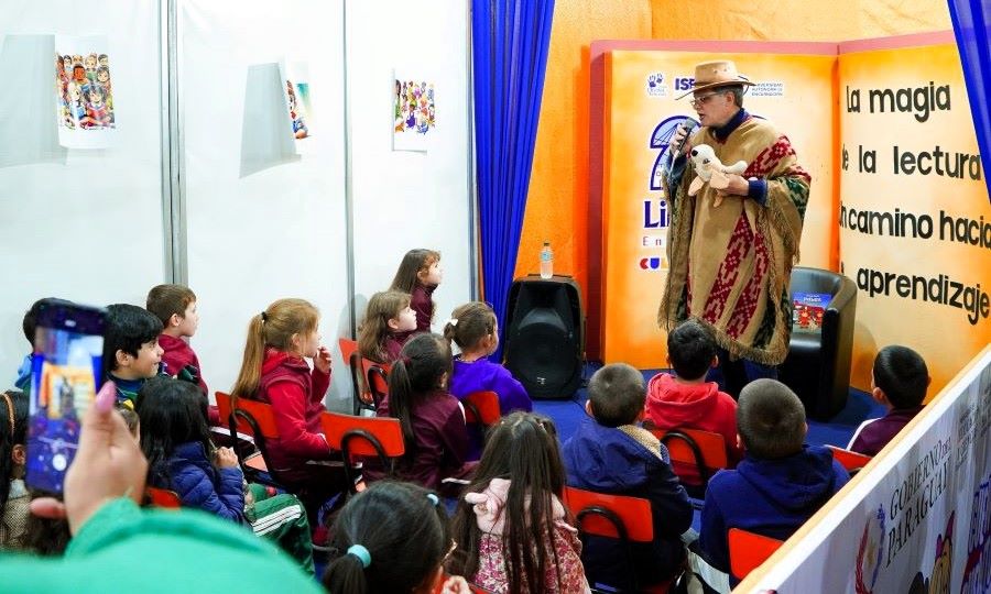 Alejandro Hernández con sus pequeños lectores. Cortesía