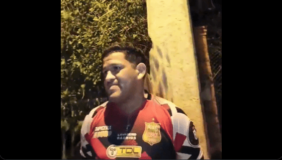 El hombre intentó sobornar a agentes del Grupo Lince al no contar con los documentos de una motocicleta que transportaban. Foto: Captura. 