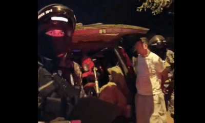 Momento en que uno de los hombres es esposado por un agente del Lince. Foto: Captura.